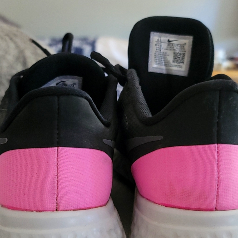 Tennis shoes